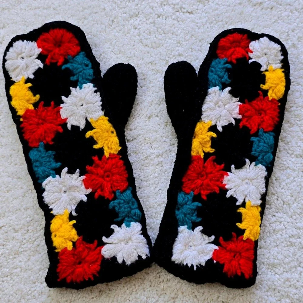 Vintage 1970s Crochet Mittens Women Colorful Floral Black‎ Knit Winter Gloves